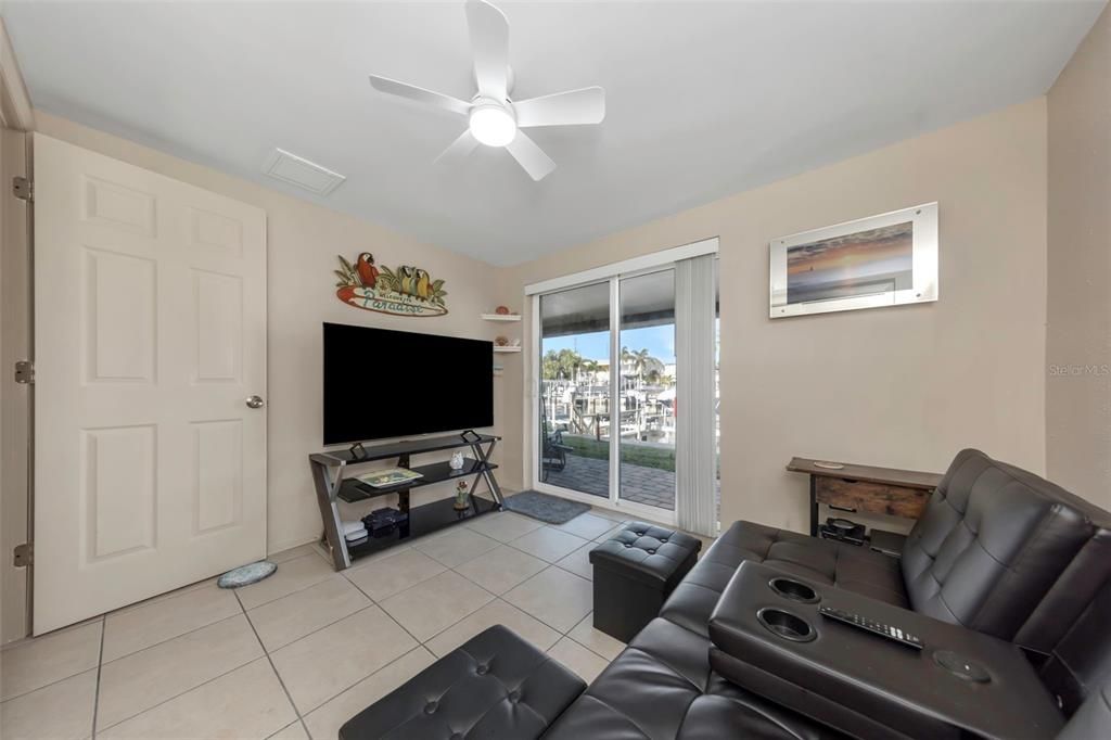 На продажу: $300,000 (2 спален, 1 ванн, 625 Квадратных фут)