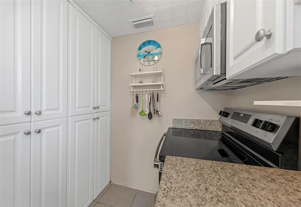 На продажу: $300,000 (2 спален, 1 ванн, 625 Квадратных фут)