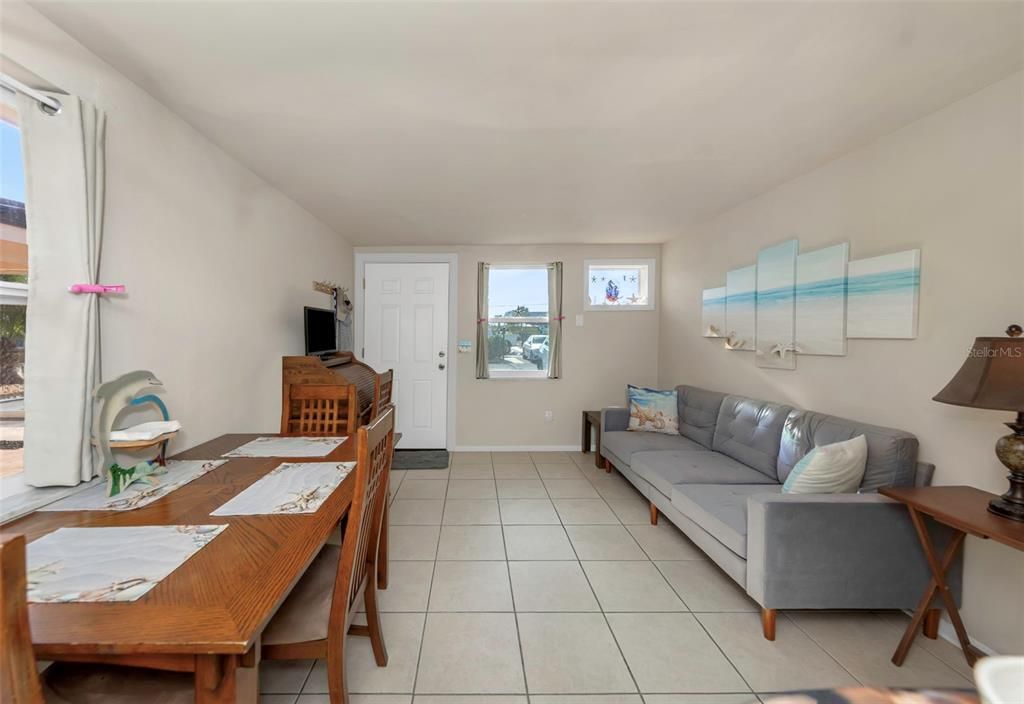 На продажу: $300,000 (2 спален, 1 ванн, 625 Квадратных фут)