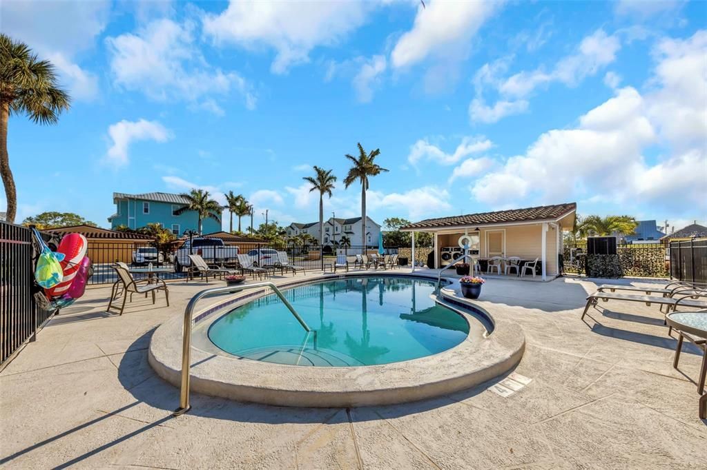 На продажу: $300,000 (2 спален, 1 ванн, 625 Квадратных фут)