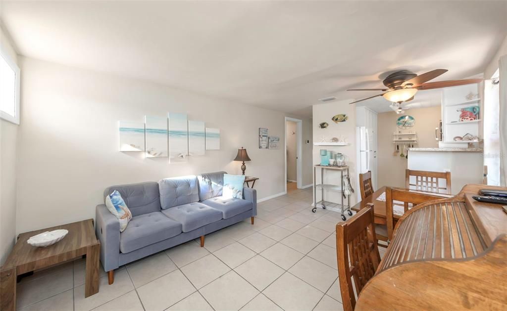 На продажу: $300,000 (2 спален, 1 ванн, 625 Квадратных фут)