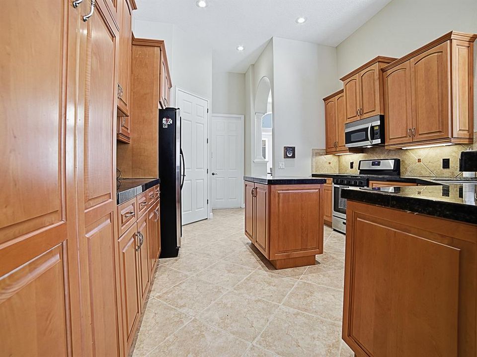 En Venta: $639,000 (4 camas, 3 baños, 2431 Pies cuadrados)