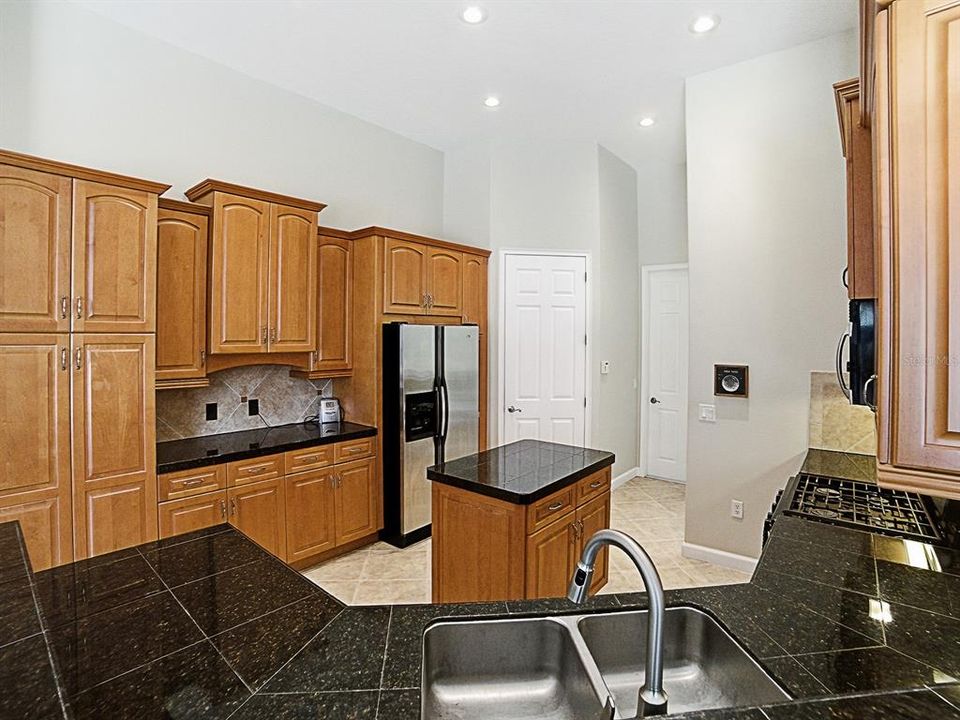 En Venta: $639,000 (4 camas, 3 baños, 2431 Pies cuadrados)