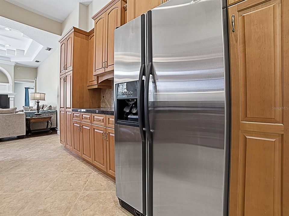 En Venta: $639,000 (4 camas, 3 baños, 2431 Pies cuadrados)