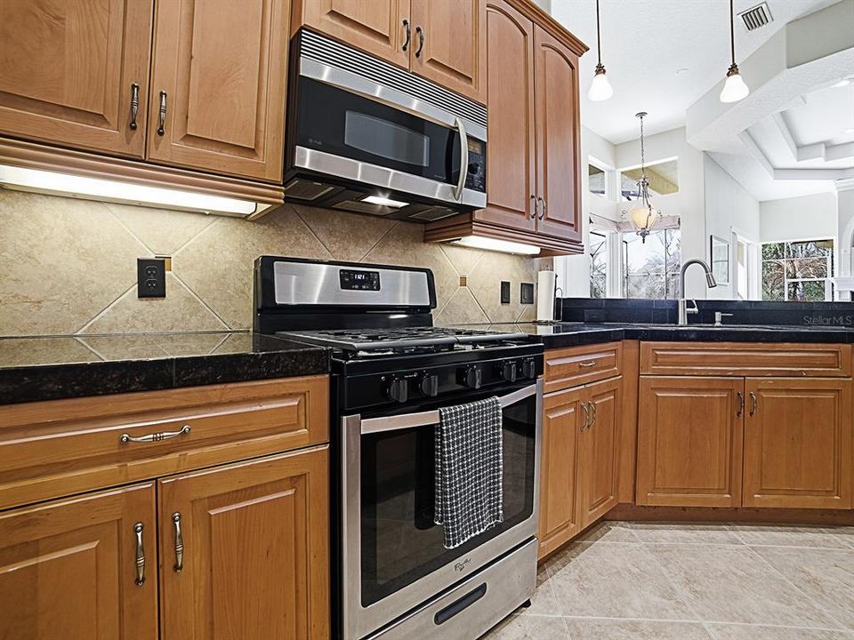 En Venta: $639,000 (4 camas, 3 baños, 2431 Pies cuadrados)