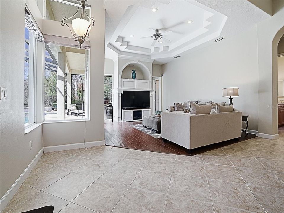 En Venta: $639,000 (4 camas, 3 baños, 2431 Pies cuadrados)