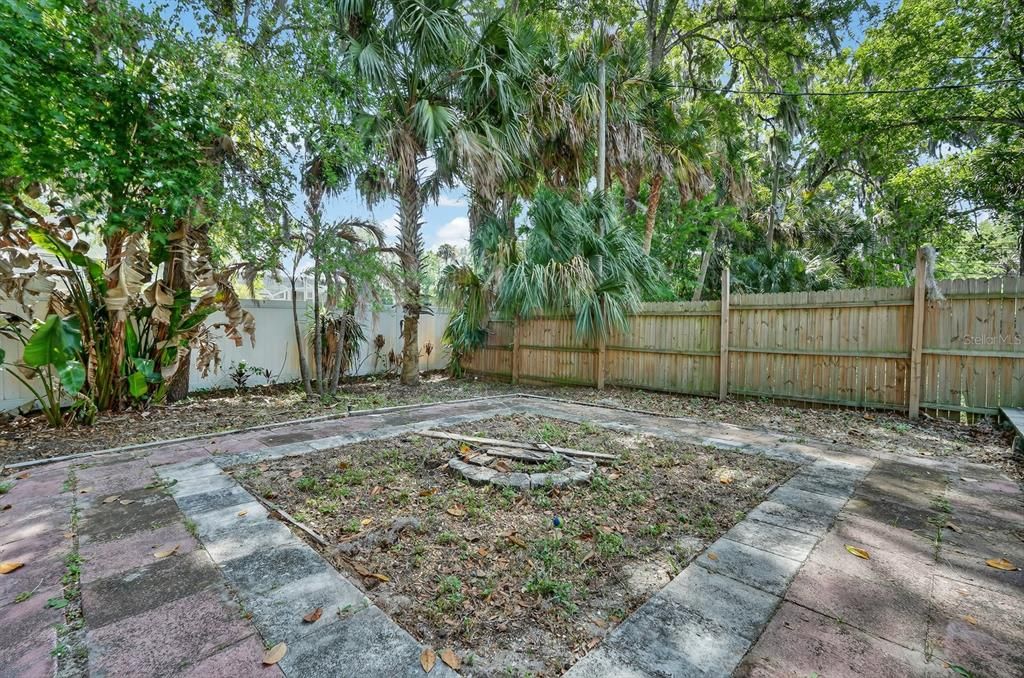 Под контрактом: $314,900 (3 спален, 2 ванн, 1638 Квадратных фут)