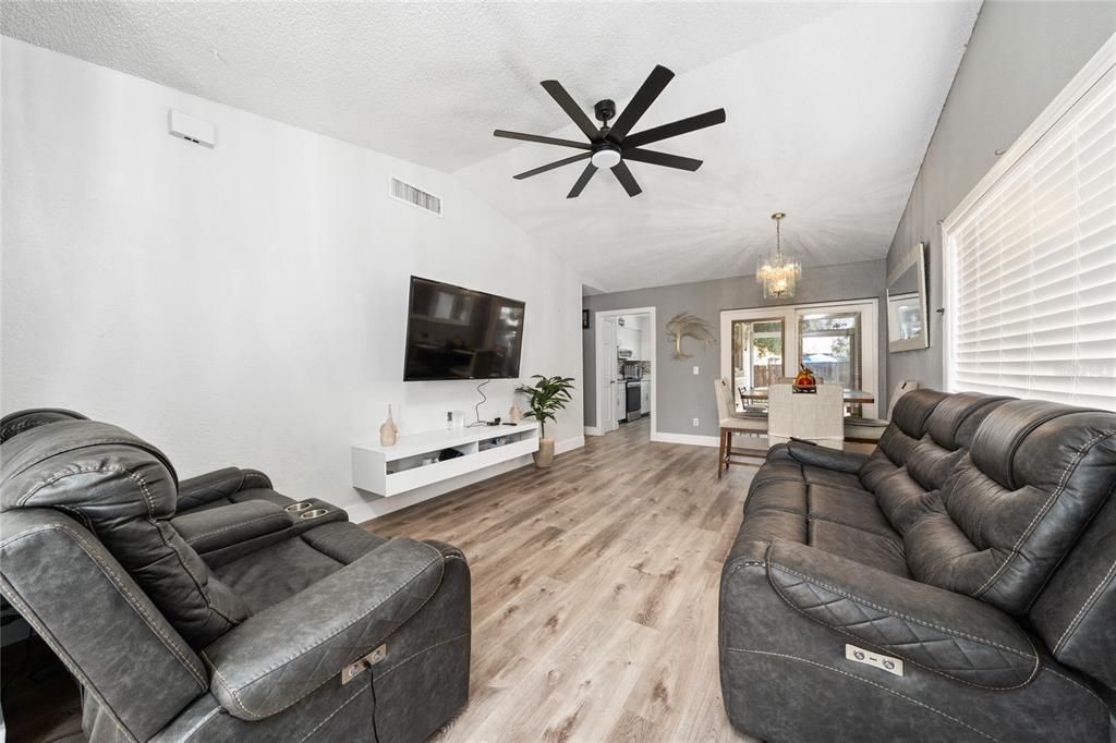 En Venta: $275,000 (3 camas, 2 baños, 1067 Pies cuadrados)