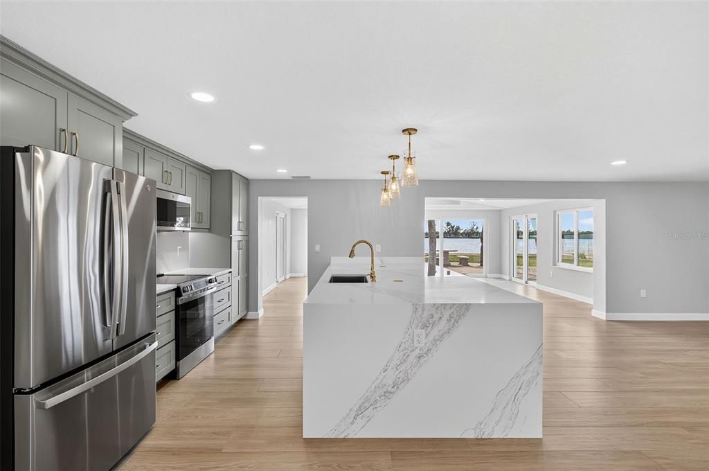 For Sale: $1,100,000 (4 beds, 2 baths, 2512 Square Feet)
