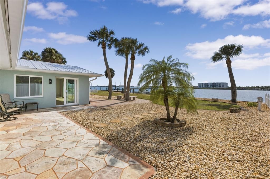 For Sale: $1,100,000 (4 beds, 2 baths, 2512 Square Feet)