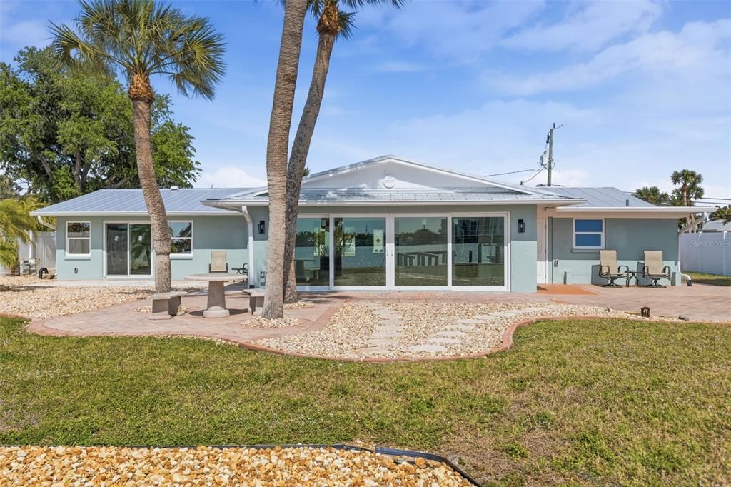 For Sale: $1,100,000 (4 beds, 2 baths, 2512 Square Feet)