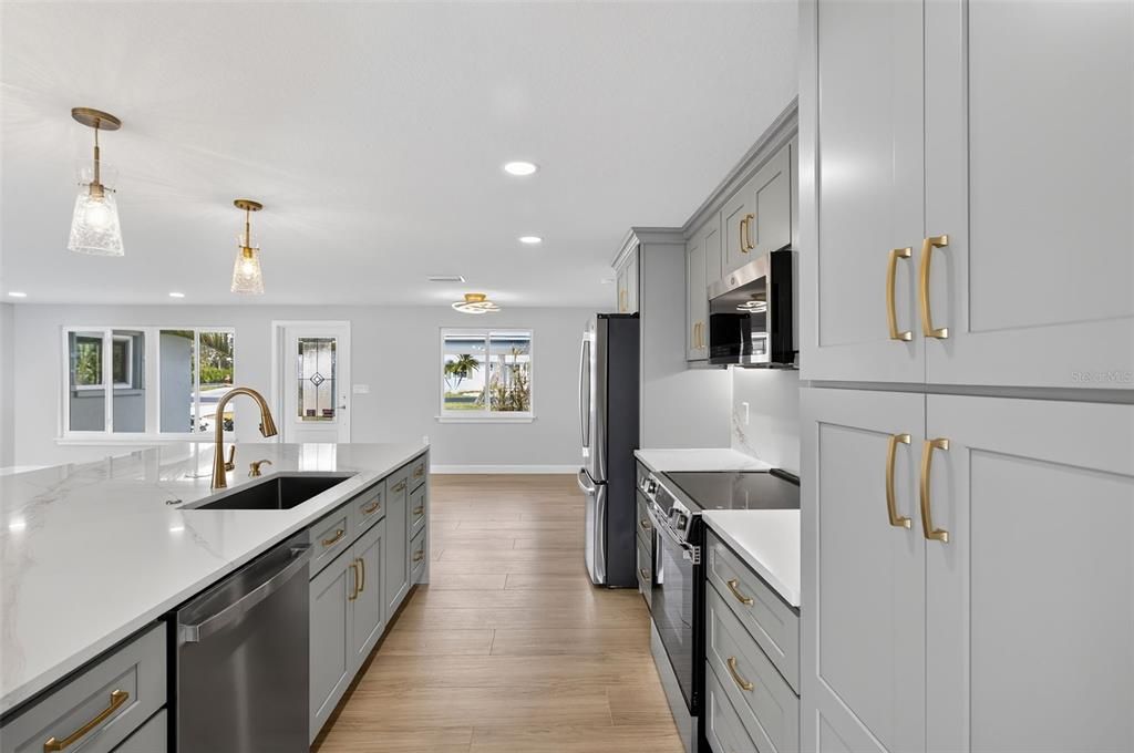 For Sale: $1,100,000 (4 beds, 2 baths, 2512 Square Feet)