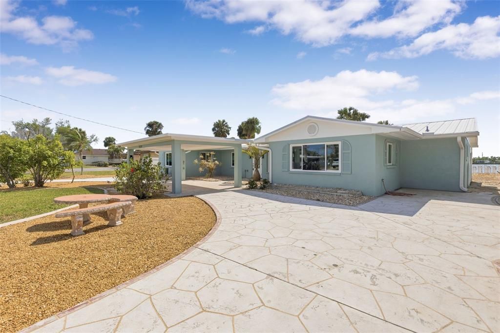 For Sale: $1,100,000 (4 beds, 2 baths, 2512 Square Feet)