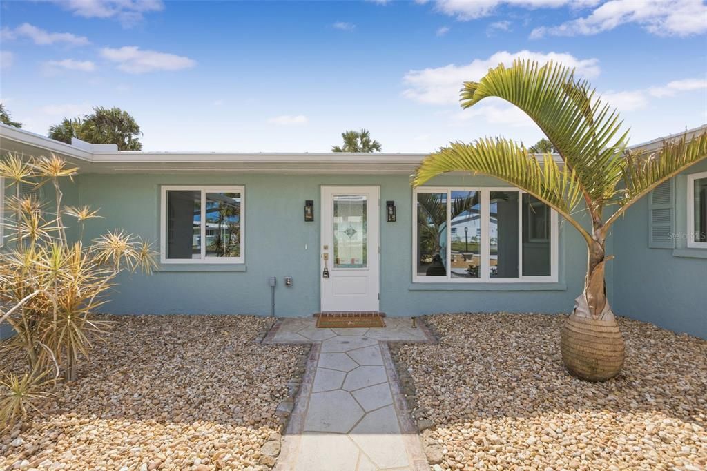For Sale: $1,100,000 (4 beds, 2 baths, 2512 Square Feet)