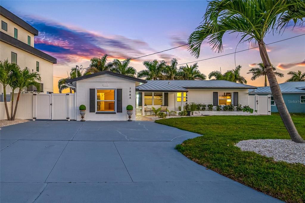 Active With Contract: $1,194,900 (3 beds, 2 baths, 1738 Square Feet)