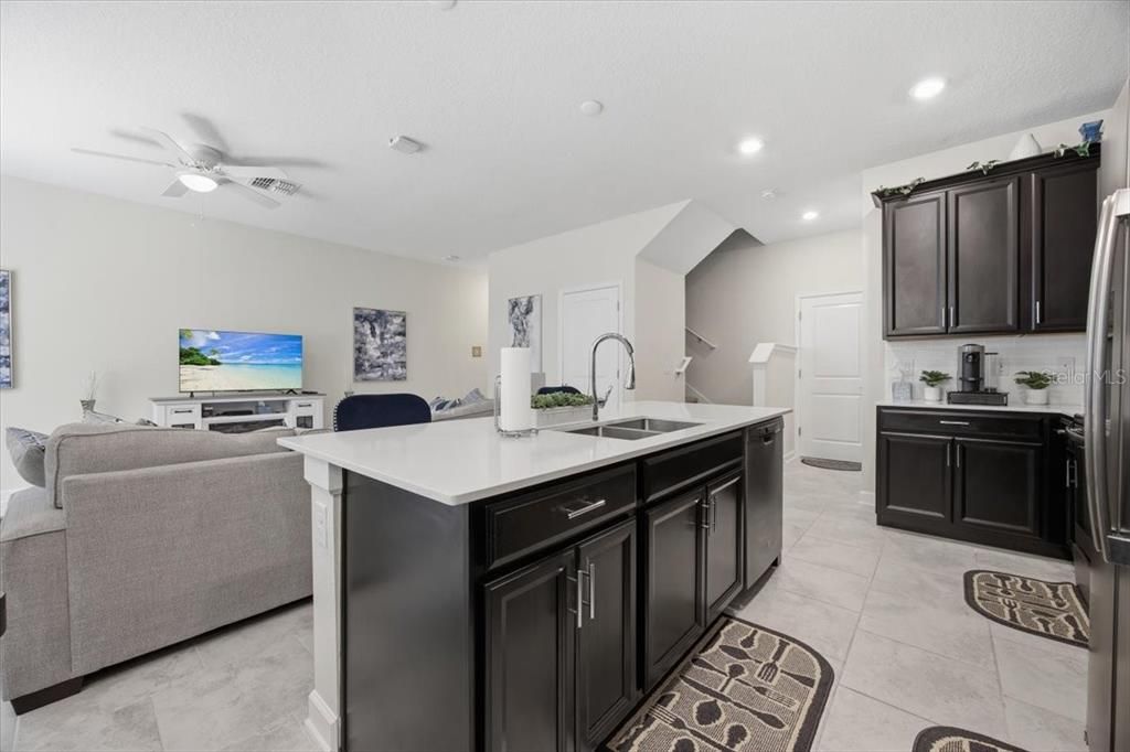 На продажу: $299,995 (3 спален, 2 ванн, 1794 Квадратных фут)
