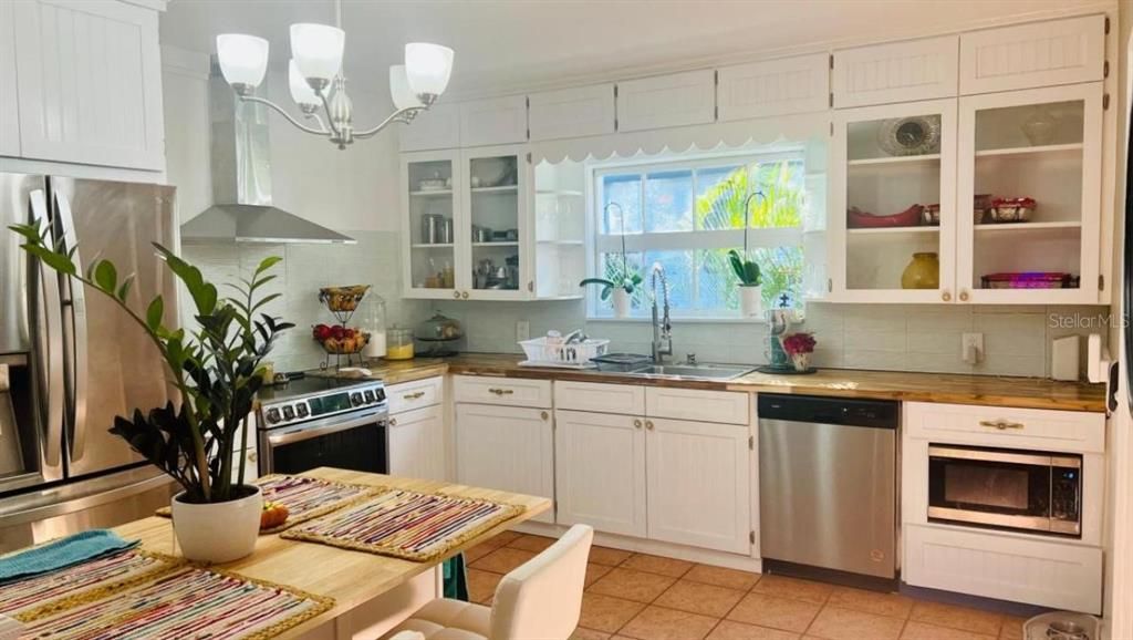 На продажу: $1,300,000 (5 спален, 0 ванн, 2175 Квадратных фут)