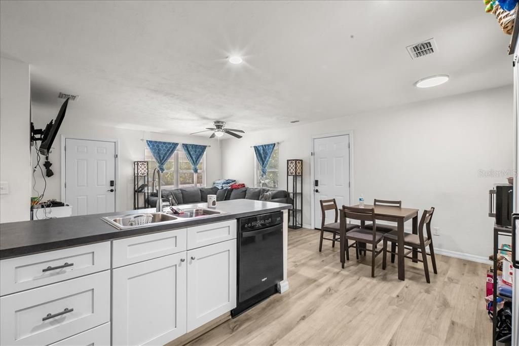 На продажу: $193,779 (3 спален, 1 ванн, 960 Квадратных фут)