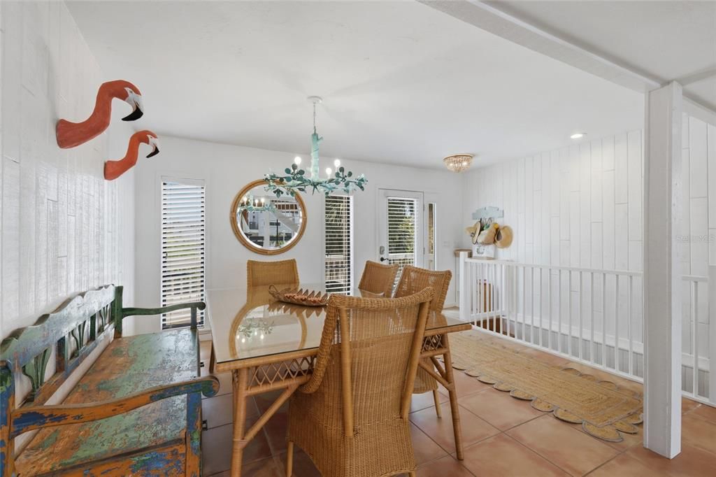 Под контрактом: $2,150,000 (3 спален, 2 ванн, 2055 Квадратных фут)