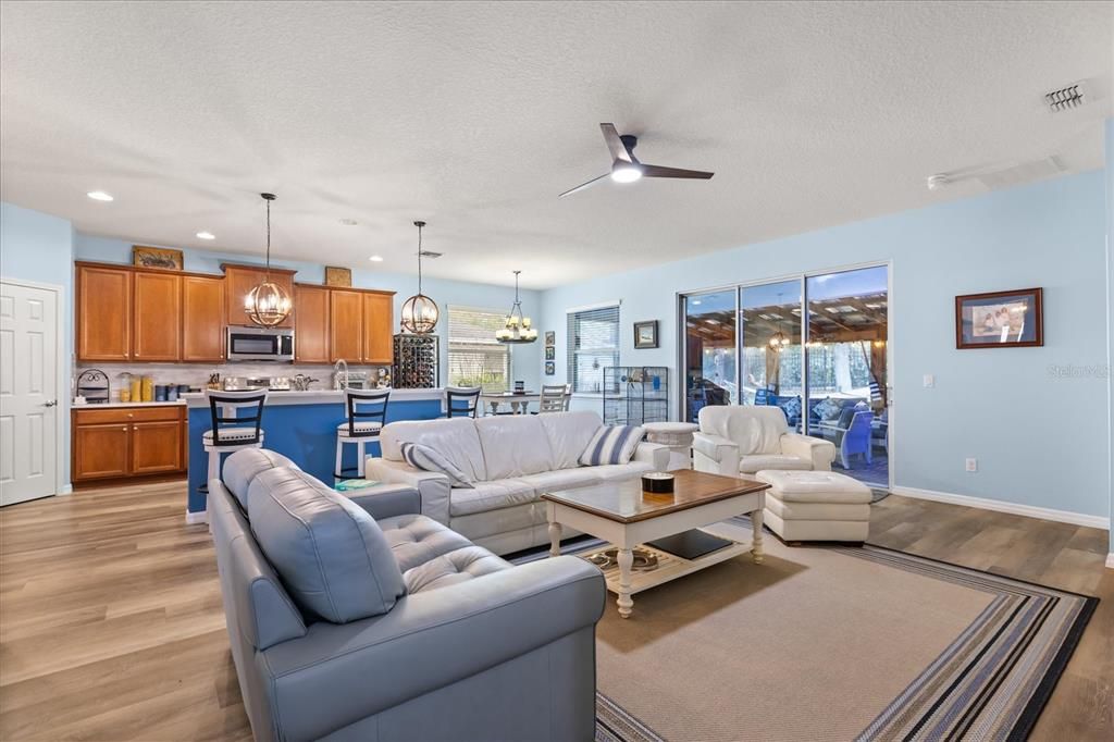 En Venta: $474,900 (4 camas, 2 baños, 2426 Pies cuadrados)