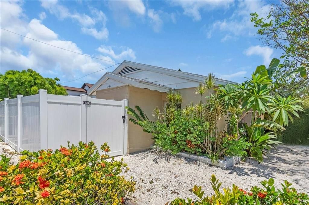 На продажу: $1,100,000 (4 спален, 0 ванн, 2020 Квадратных фут)