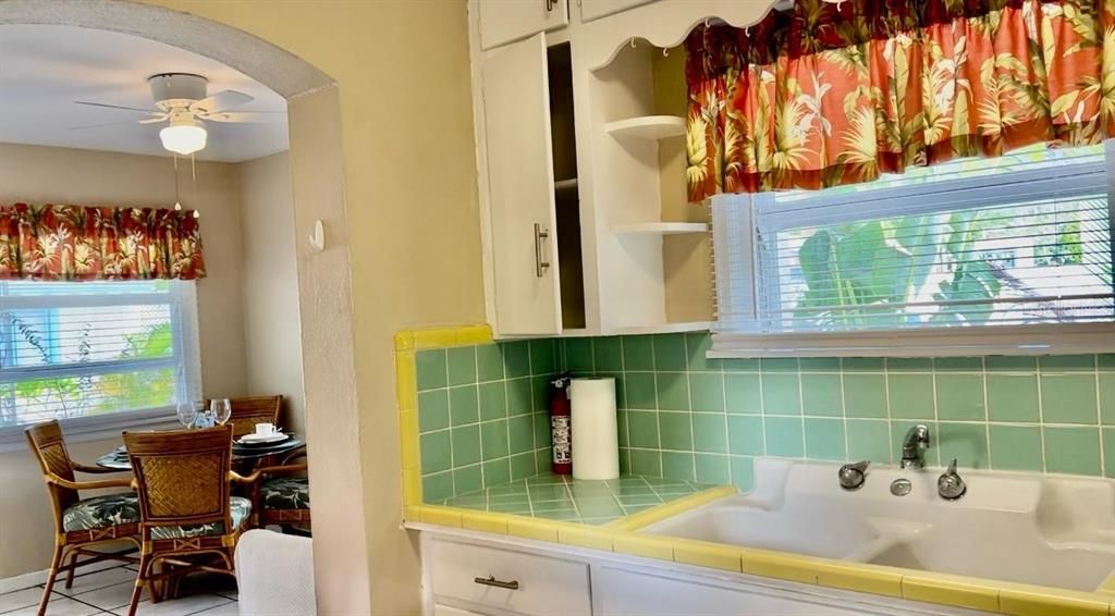 На продажу: $1,100,000 (4 спален, 0 ванн, 2020 Квадратных фут)