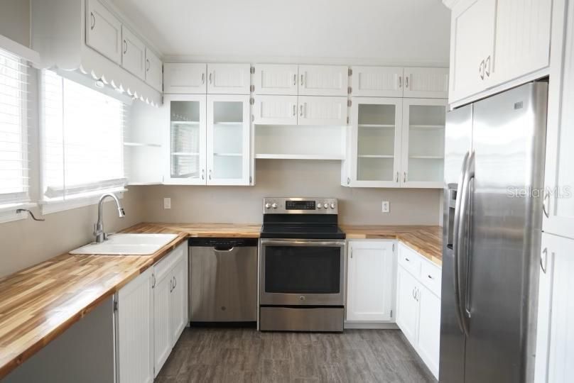 На продажу: $1,100,000 (4 спален, 0 ванн, 2020 Квадратных фут)