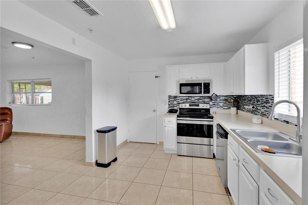 For Sale: $325,000 (3 beds, 2 baths, 1631 Square Feet)