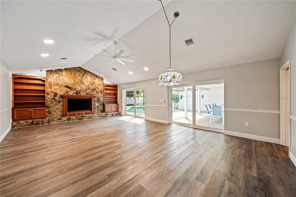Active With Contract: $980,000 (5 beds, 2 baths, 3139 Square Feet)