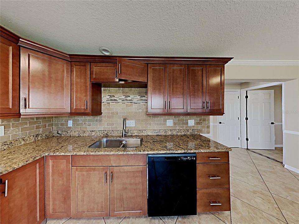 На продажу: $350,000 (4 спален, 2 ванн, 1458 Квадратных фут)