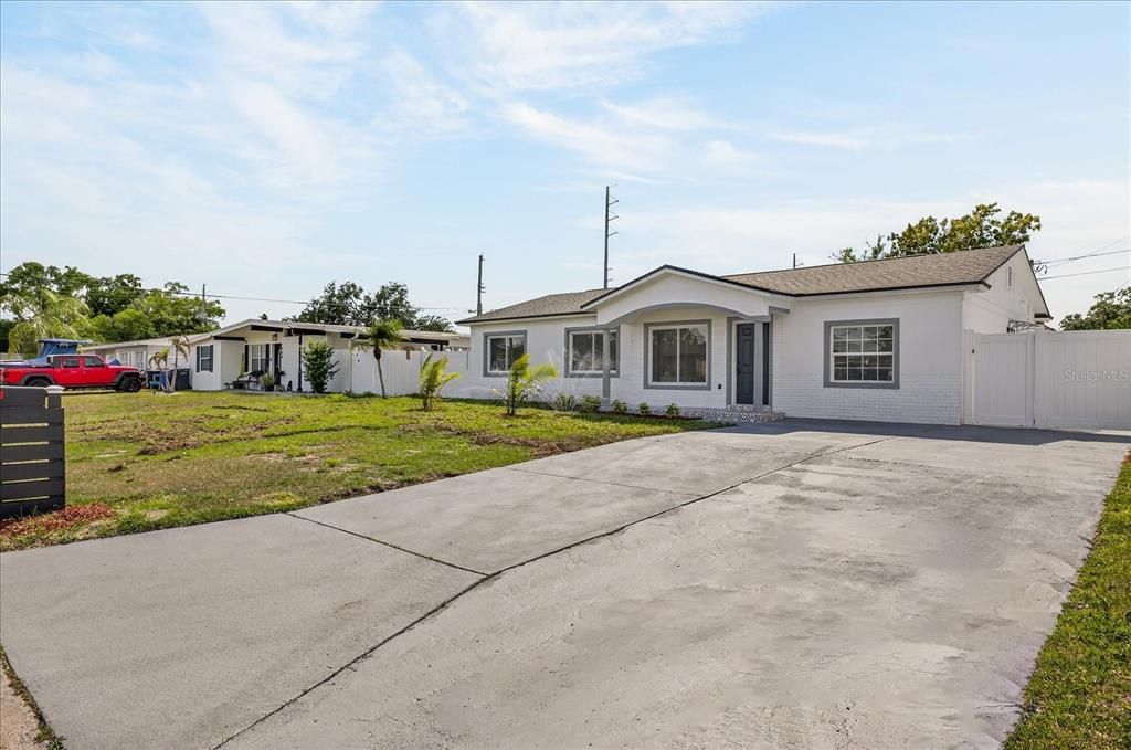 Activo con contrato: $549,900 (6 camas, 5 baños, 2008 Pies cuadrados)