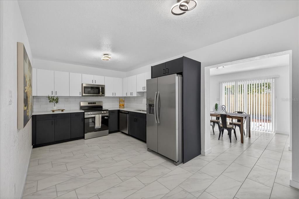 Activo con contrato: $549,900 (6 camas, 5 baños, 2008 Pies cuadrados)