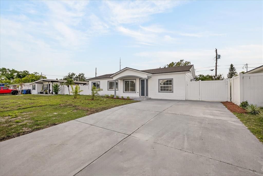 Activo con contrato: $549,900 (6 camas, 5 baños, 2008 Pies cuadrados)