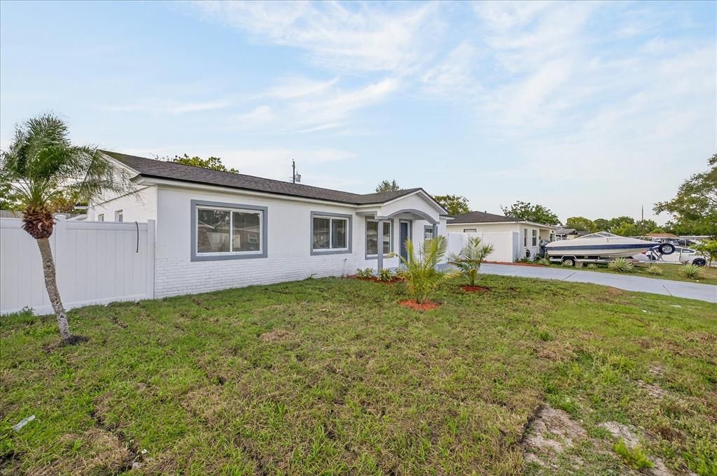Activo con contrato: $549,900 (6 camas, 5 baños, 2008 Pies cuadrados)