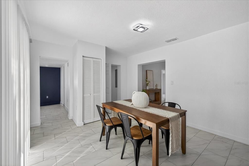 Activo con contrato: $549,900 (6 camas, 5 baños, 2008 Pies cuadrados)