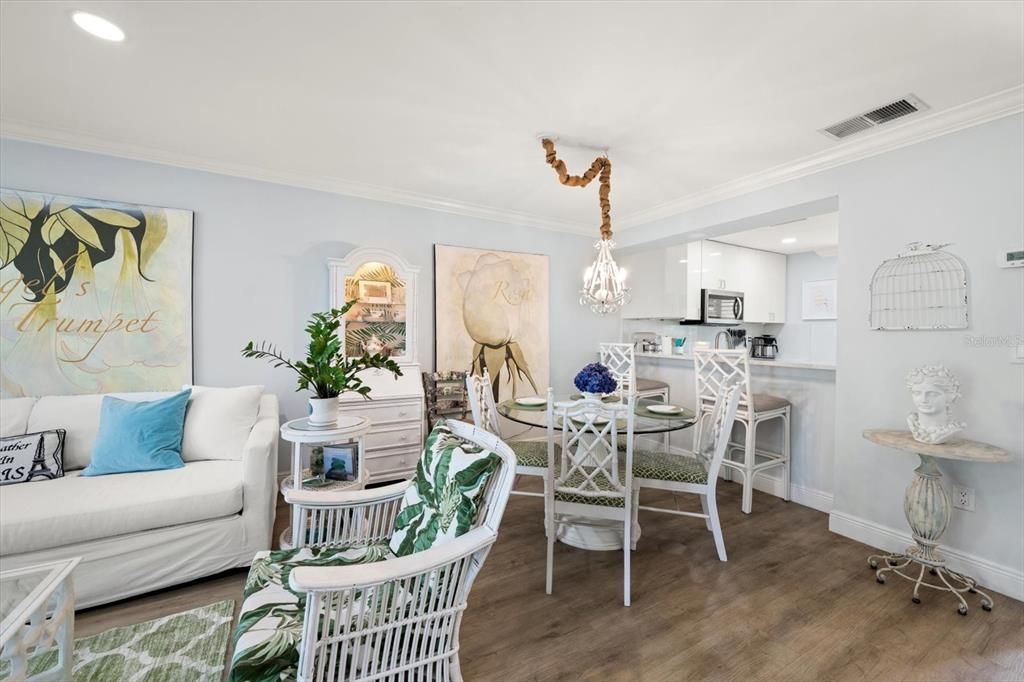 For Sale: $350,000 (2 beds, 2 baths, 1010 Square Feet)