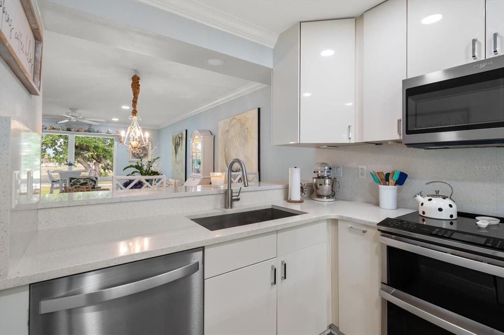 For Sale: $350,000 (2 beds, 2 baths, 1010 Square Feet)