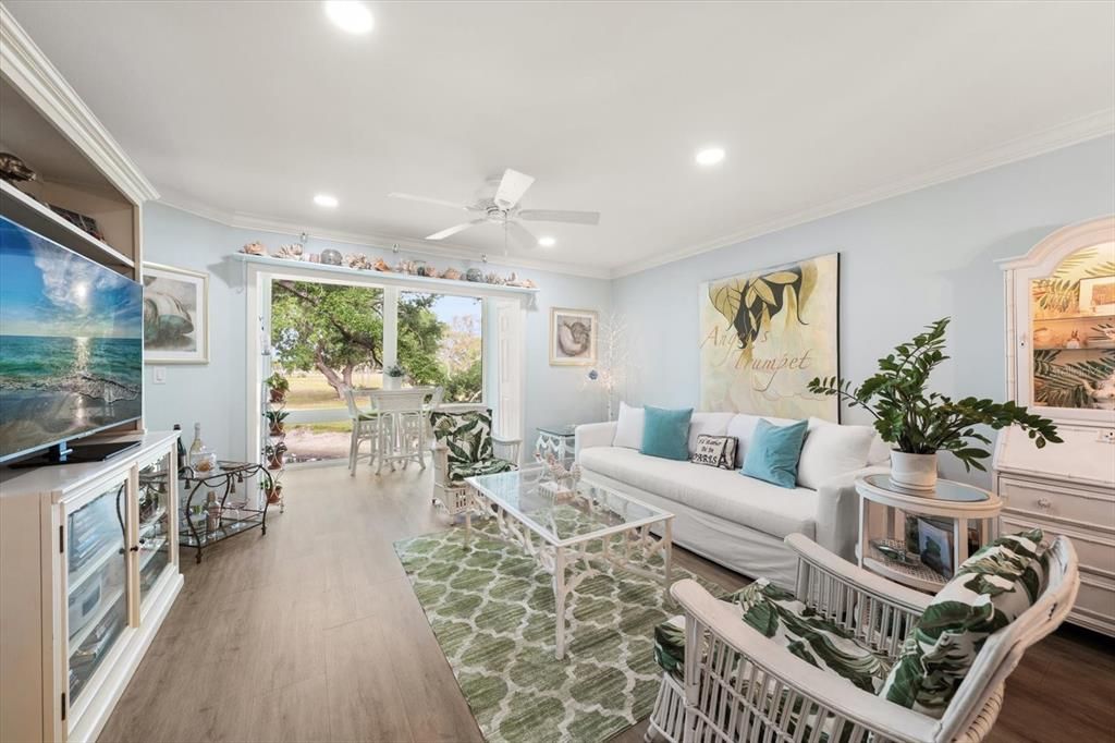 For Sale: $350,000 (2 beds, 2 baths, 1010 Square Feet)