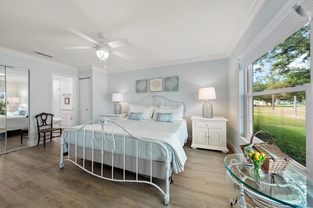 For Sale: $350,000 (2 beds, 2 baths, 1010 Square Feet)