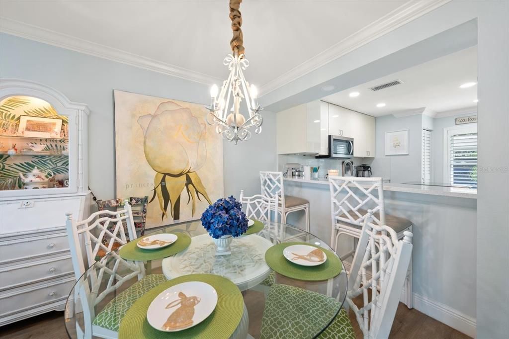 For Sale: $350,000 (2 beds, 2 baths, 1010 Square Feet)