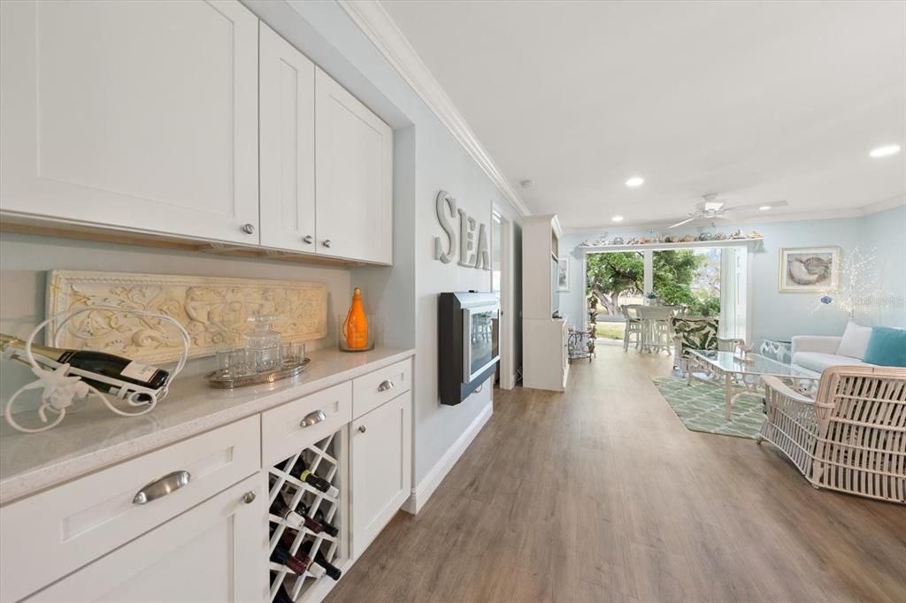 For Sale: $350,000 (2 beds, 2 baths, 1010 Square Feet)