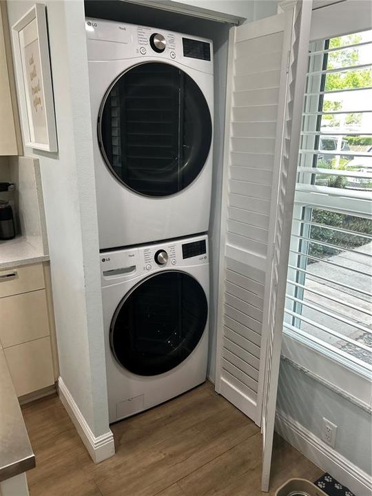 For Sale: $350,000 (2 beds, 2 baths, 1010 Square Feet)