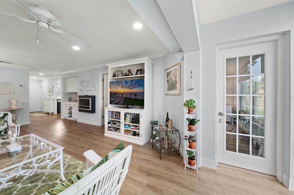 For Sale: $350,000 (2 beds, 2 baths, 1010 Square Feet)