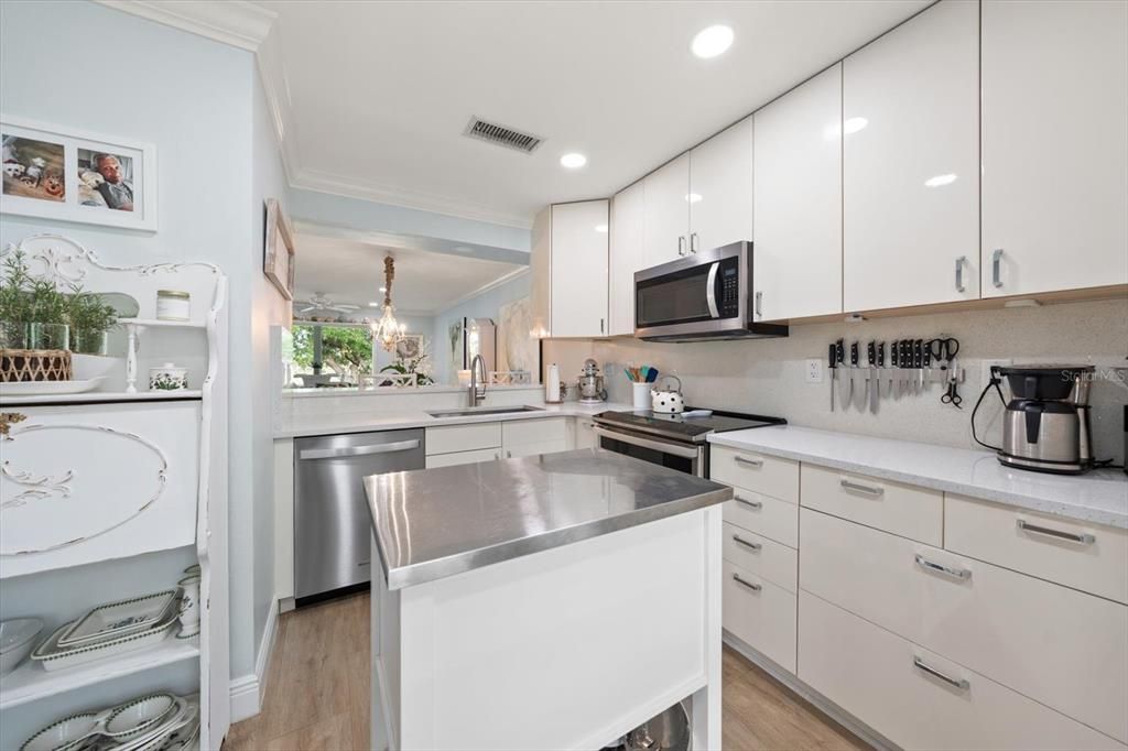 For Sale: $350,000 (2 beds, 2 baths, 1010 Square Feet)