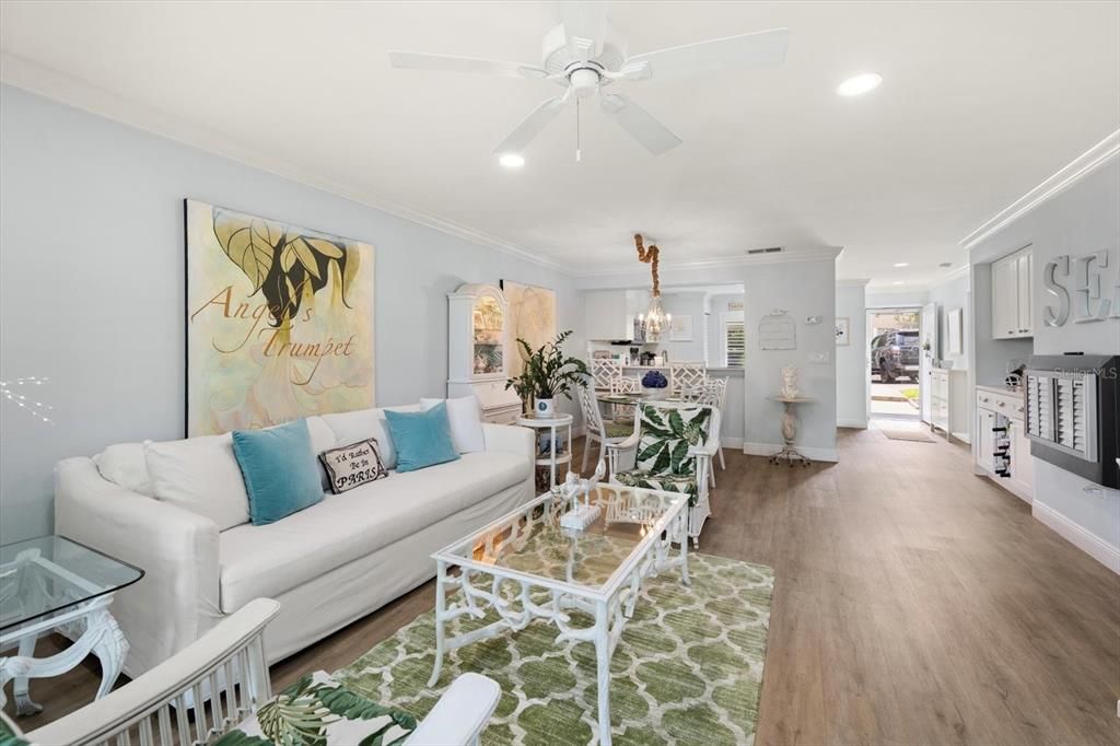 For Sale: $350,000 (2 beds, 2 baths, 1010 Square Feet)