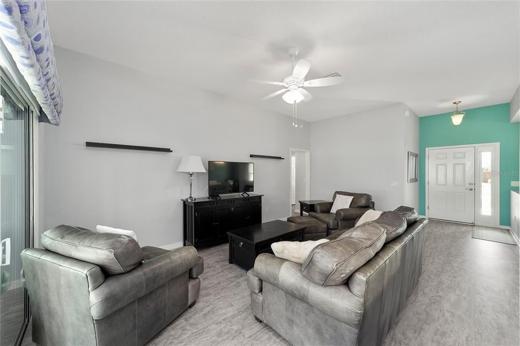 For Sale: $369,000 (3 beds, 2 baths, 1978 Square Feet)