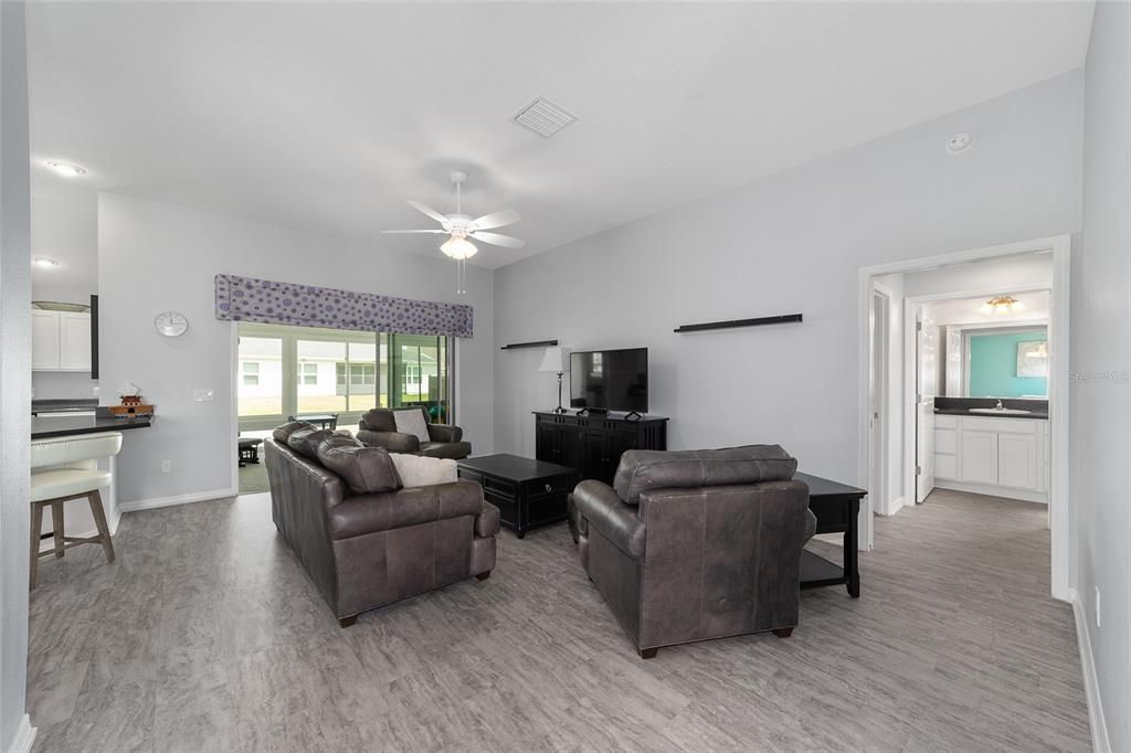 For Sale: $369,000 (3 beds, 2 baths, 1978 Square Feet)