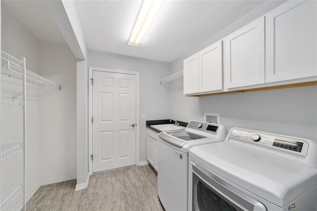 For Sale: $369,000 (3 beds, 2 baths, 1978 Square Feet)