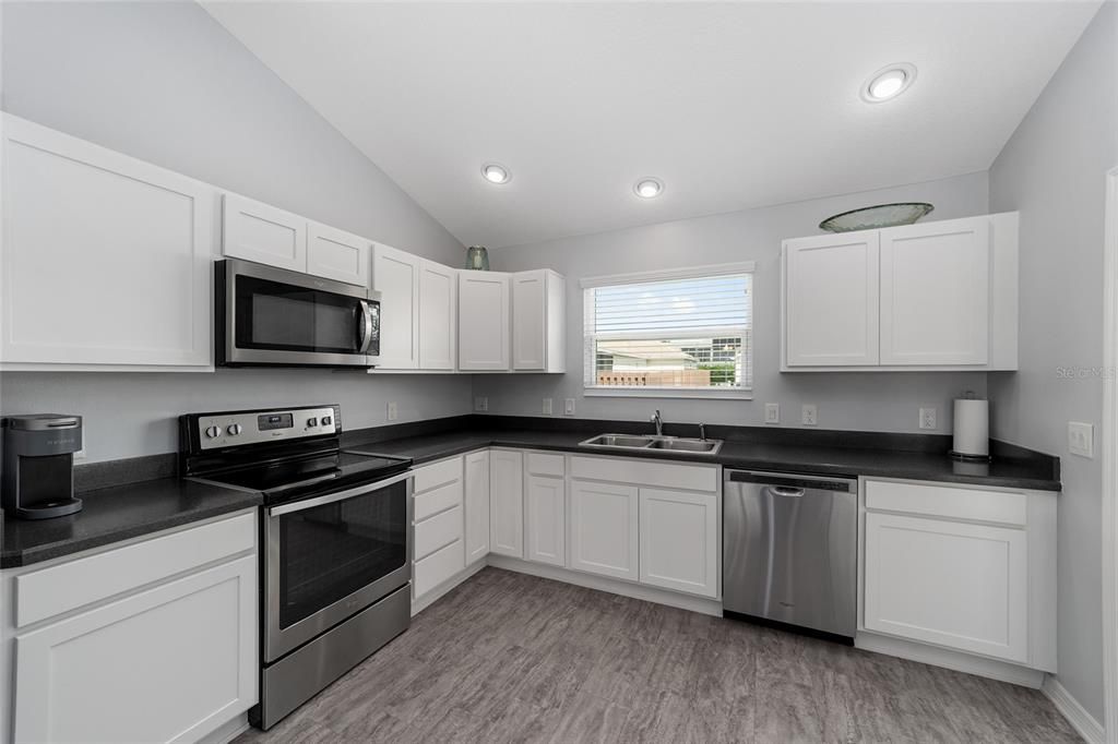 For Sale: $369,000 (3 beds, 2 baths, 1978 Square Feet)