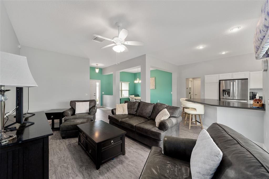 For Sale: $369,000 (3 beds, 2 baths, 1978 Square Feet)